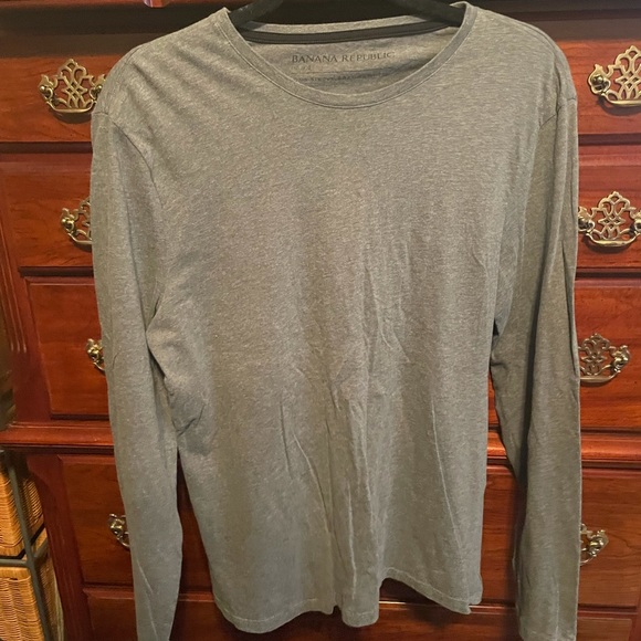 Men’s gray Banana Republic long sleeve t shirt size medium.